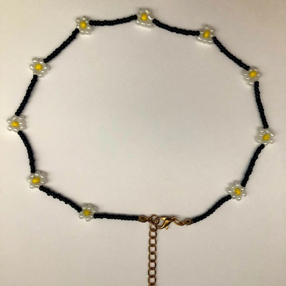 SHEIN Jewelry - SHEIN Adorable Black Daisy Necklace